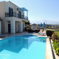 02 Villa Nina pool and mountain view
