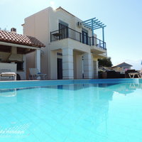 04 Villa Nina pool and barbeque cabana